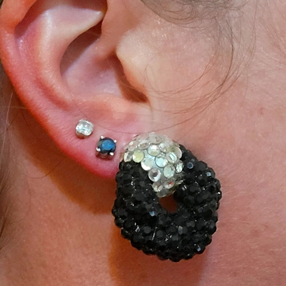 Vintage circular sequence clip on earrings. Retro party earrings. - Picture 3 of 8